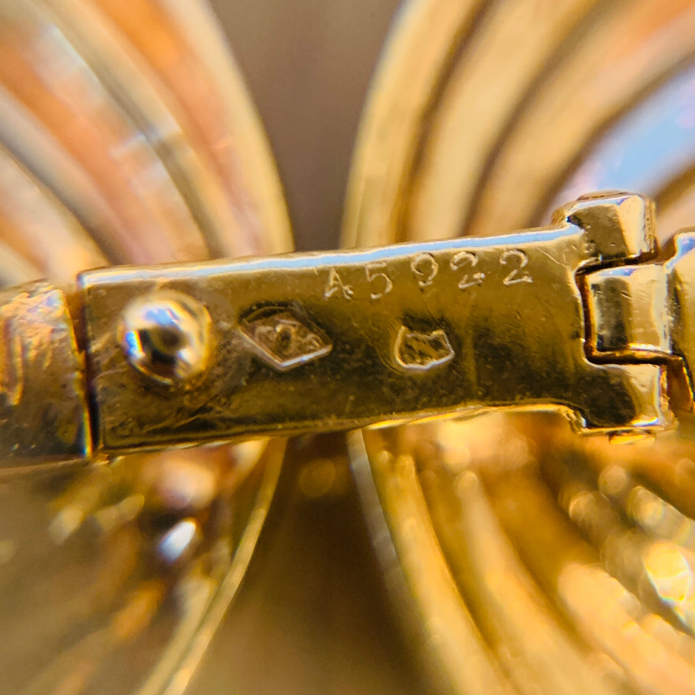 
                      
                        Macklowe Gallery Van Cleef & Arpels Gold Pendant Necklace
                      
                    